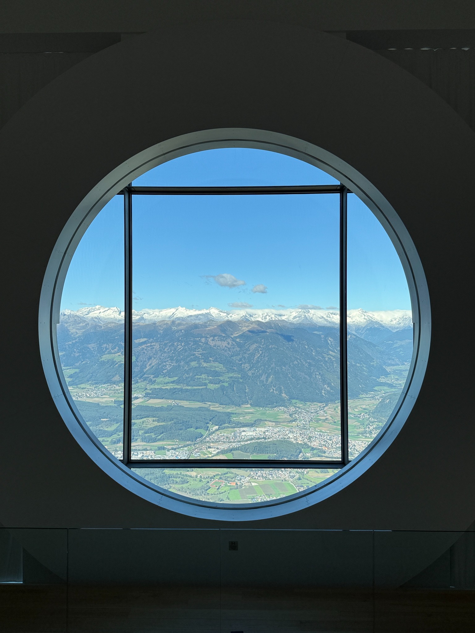 Original photograph: Rundes Fenster mit Bergblick